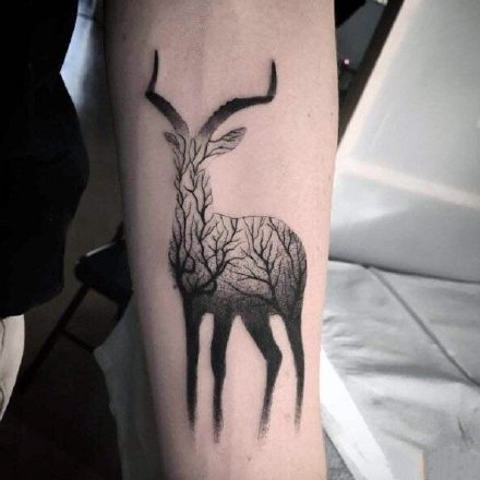 点击大图看下一张：18款小鹿的鹿头纹身作品图片