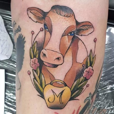 点击大图看下一张：几款很可爱的牛纹身图片