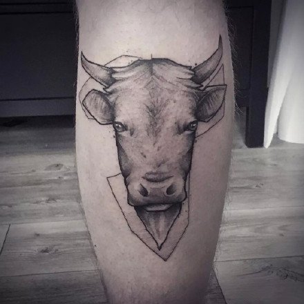 点击大图看下一张：几款很可爱的牛纹身图片