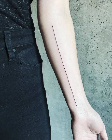 点击大图看下一张：死亡直线纹身 超简约的一条线纹身作品图片