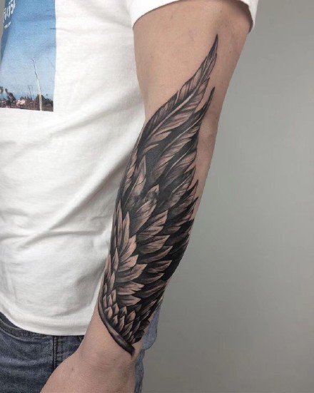 点击大图看下一张：小臂翅膀纹身 小臂位置的9组黑灰翅膀纹身图片