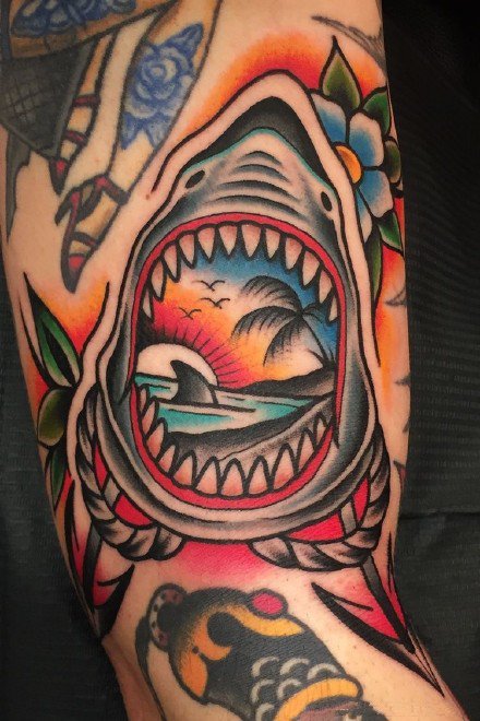 点击大图看下一张：彩色school风格的一组鲨鱼纹身图片