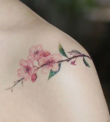 点击大图看下一张：女生肩部锁骨漂亮的小花花纹身图片