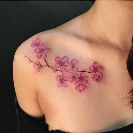 点击大图看下一张：女生肩部锁骨漂亮的小花花纹身图片