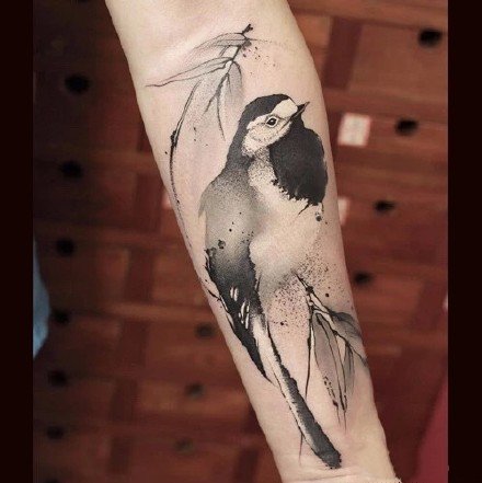 点击大图看下一张：水墨中国风的一组小鸟纹身图片