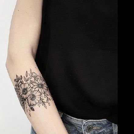 点击大图看下一张：纹身臂环 几款好看的黑灰色手臂臂环纹身图片
