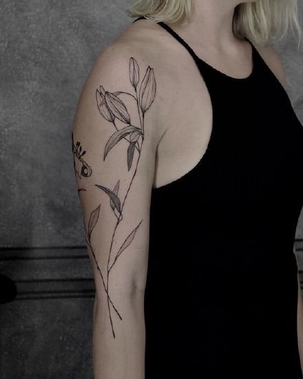 点击大图看下一张：植物花臂 环绕整个手臂的植物线条创意纹身图片
