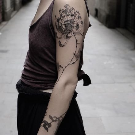 点击大图看下一张：植物花臂 环绕整个手臂的植物线条创意纹身图片