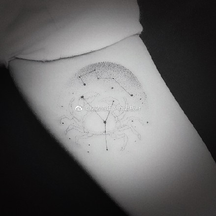 点击大图看下一张：12星座之巨蟹座的一组小纹身图片