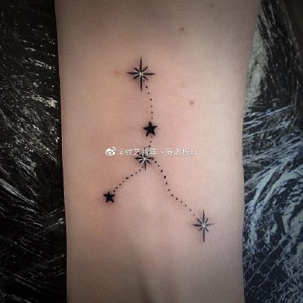点击大图看下一张：12星座之巨蟹座的一组小纹身图片