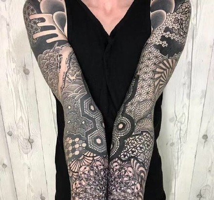 点击大图看下一张：密密麻麻的几何梵花主题的大黑臂纹身