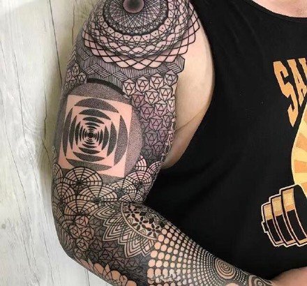 点击大图看下一张：密密麻麻的几何梵花主题的大黑臂纹身