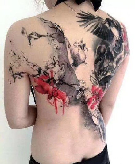 点击大图看下一张：女生背部纹身 9款女性的大幅背部纹身作品欣赏