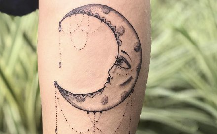 点击大图看下一张：纹身小月亮 小黑灰色的一组月亮纹身图案