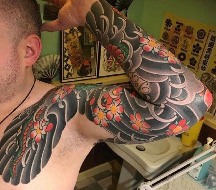 点击大图看下一张：9款男士的樱花半甲纹身图案作品