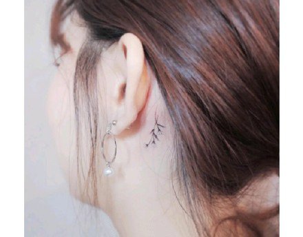 点击大图看下一张：耳朵后小纹身 18款耳根处的简约小纹身图片