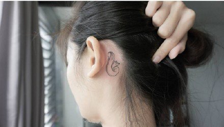 点击大图看下一张：耳朵后小纹身 18款耳根处的简约小纹身图片