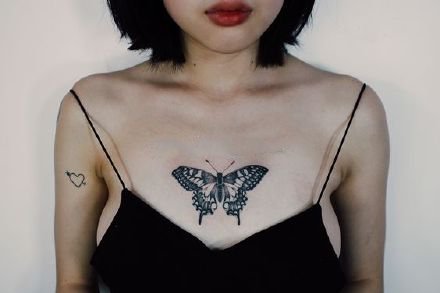 点击大图看下一张：几张不错的黑色小蝴蝶纹身作品图