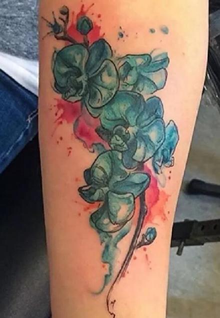 点击大图看下一张：兰花纹身 花中四君子之一的兰花纹身图案