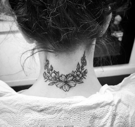 点击大图看下一张：女生脖子纹身 女孩子颈部的一组小清新纹身图片