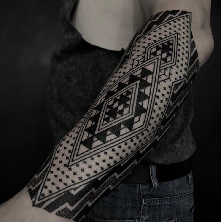 点击大图看下一张：手臂上几何规则艺术图腾的纹身作品图片