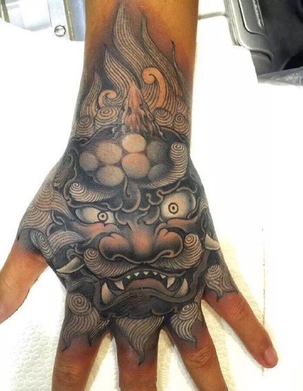 点击大图看下一张：9款传统的大花手背唐狮纹身图案