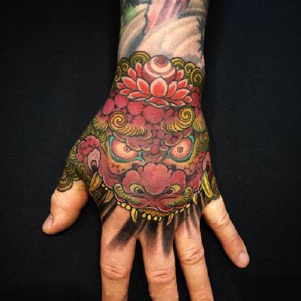 点击大图看下一张：9款传统的大花手背唐狮纹身图案