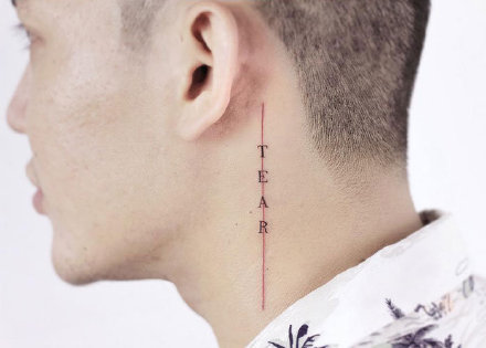 点击大图看下一张：9个精彩的颈部纹身作品欣赏