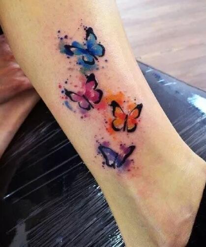 点击大图看下一张：9款小清新的水彩蝴蝶纹身图案