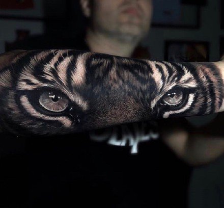 点击大图看下一张：一组黑灰写实风格的老虎纹身图案