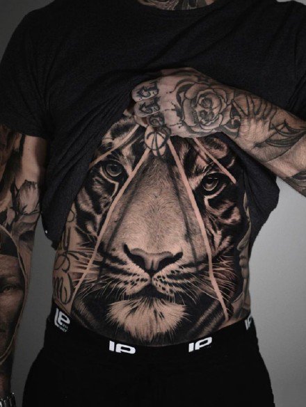 点击大图看下一张：一组黑灰写实风格的老虎纹身图案