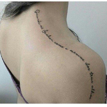 点击大图看下一张：女生后肩和后背脊柱简约的一条线英文纹身图案