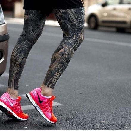 点击大图看下一张：男性包小腿的一组传统浪花纹身作品