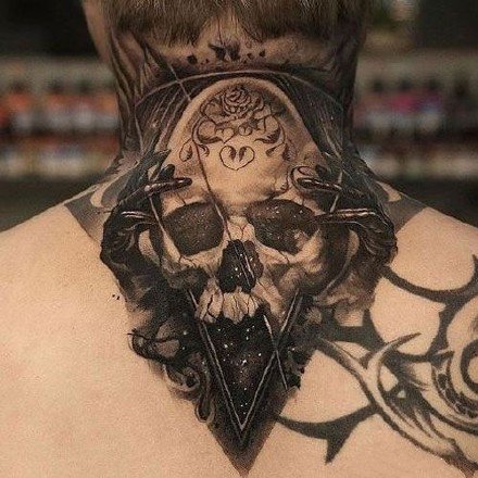 点击大图看下一张：男性脖子后面后背处的9款个性纹身作品图