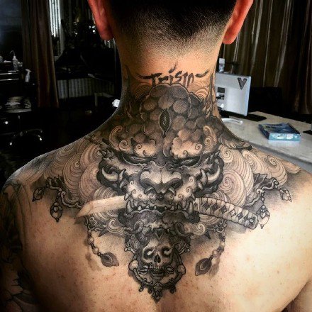 点击大图看下一张：男性脖子后面后背处的9款个性纹身作品图