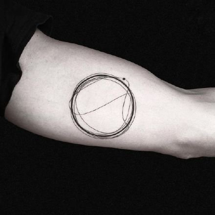 点击大图看下一张：圆圈纹身 胳膊上极简简单的圆圈线条纹身图片