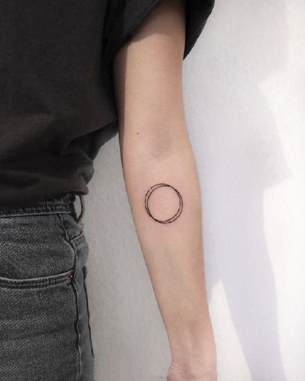 点击大图看下一张：圆圈纹身 胳膊上极简简单的圆圈线条纹身图片