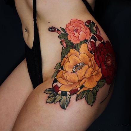 点击大图看下一张：传统风格的9款女性花卉系列纹身图片