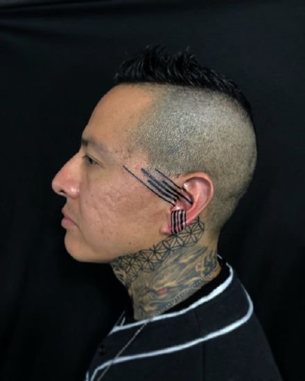 点击大图看下一张：耳朵纹身 耳朵上的9款个性小纹身图片