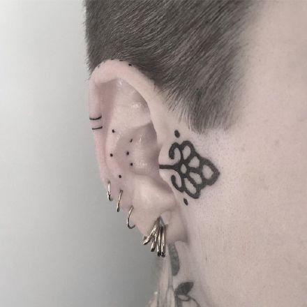 点击大图看下一张：耳朵纹身 耳朵上的9款个性小纹身图片