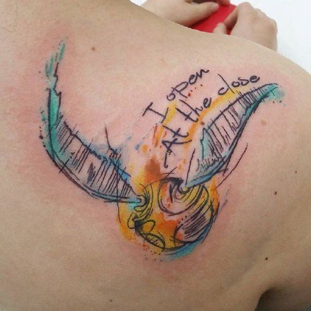 点击大图看下一张：金色飞贼纹身 哈利波特中金色飞贼的纹身作品图片