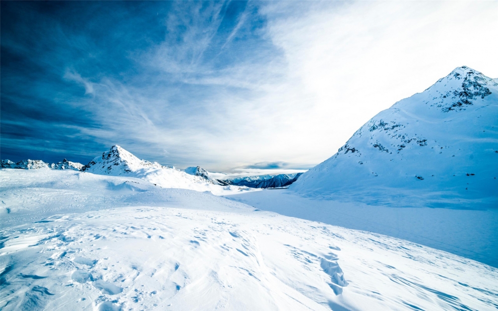 点击大图看下一张：圣洁的雪景唯美高清桌面壁纸