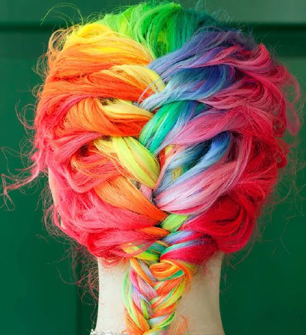 点击大图看下一张：国外十分流行的“彩虹头发”，夏天就是要绚丽