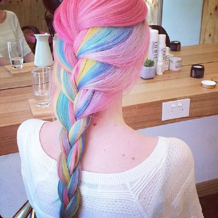 点击大图看下一张：国外十分流行的“彩虹头发”，夏天就是要绚丽