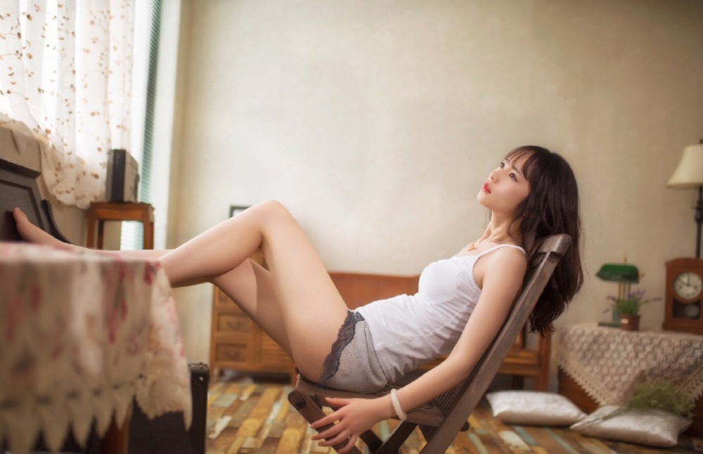 点击大图看下一张：吊带热裤美女性感长腿诱惑写真图片