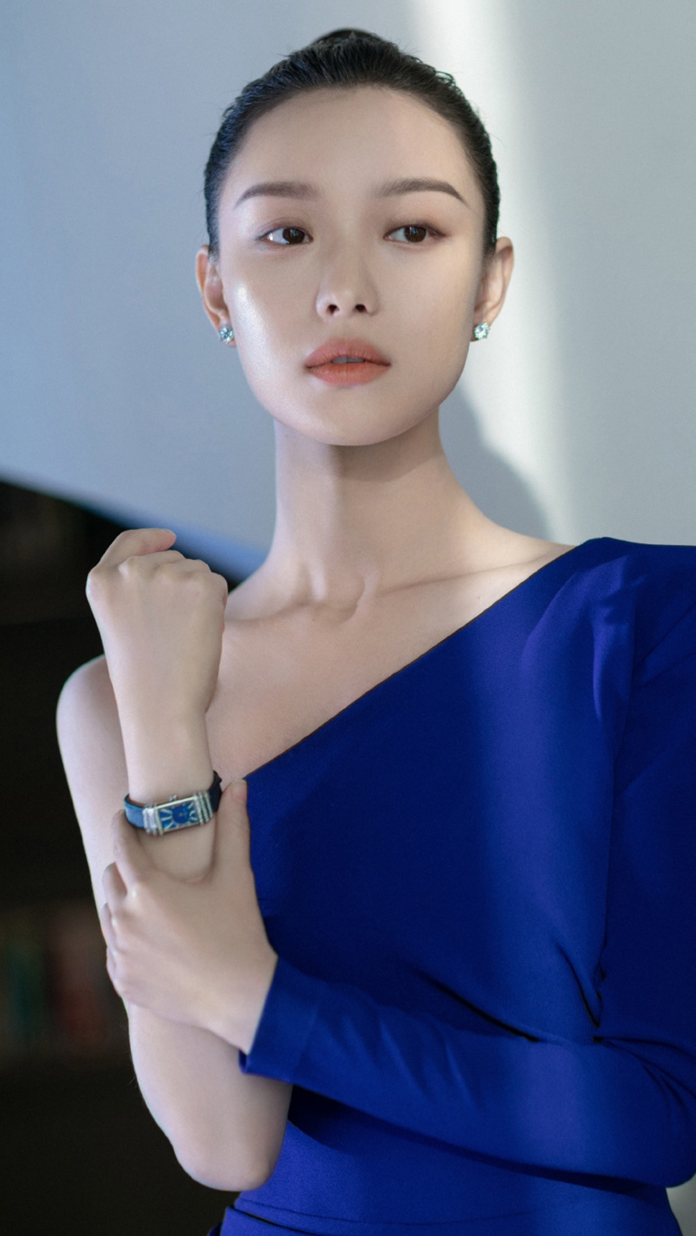 点击大图看下一张：倪妮性感大气写真手机壁纸