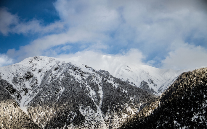 点击大图看下一张：巍峨壮观的雪山风景桌面壁纸