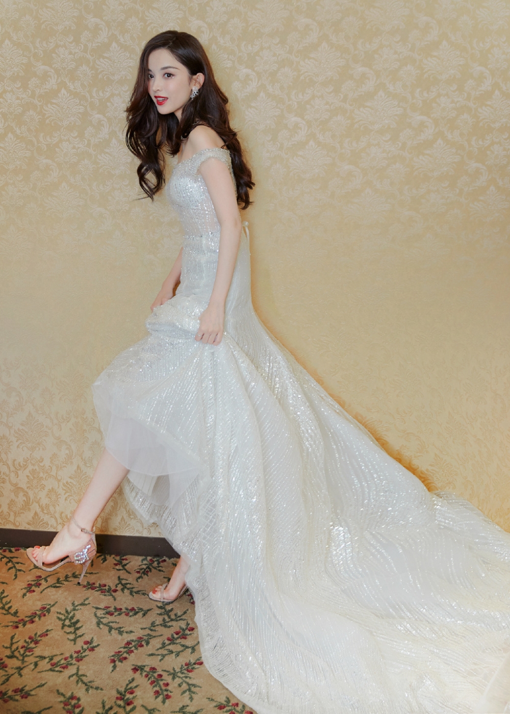 点击大图看下一张：古力娜扎浪漫白裙性感写真图片
