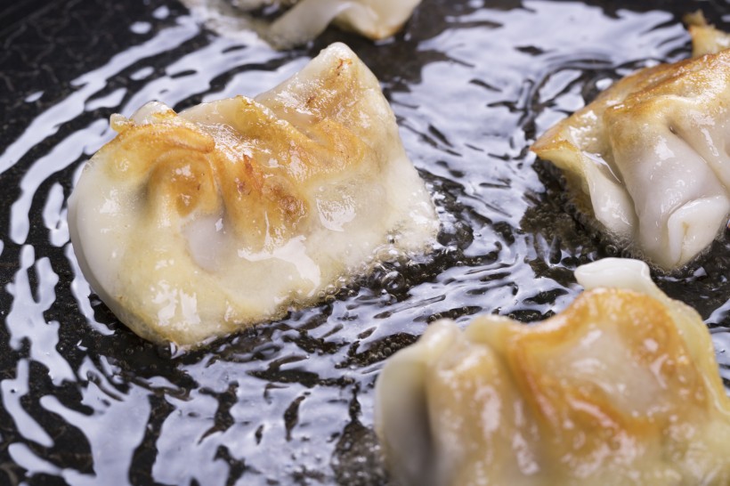 点击大图看下一张：金黄酥脆美味飘香的煎饺图片