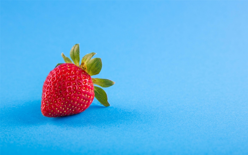 点击大图看下一张：美味的草莓高清桌面壁纸